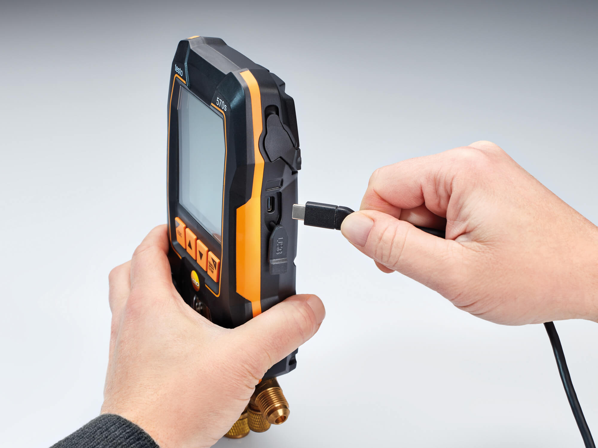 Cổng sạc tiện lợi trên testo 570s